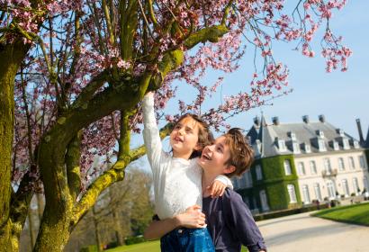 Cerisier en fleurs avec 2 enfants et château à l'arrière plan