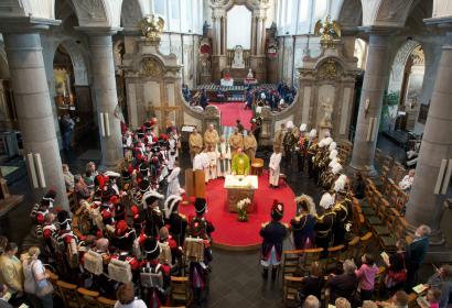 Panoramablick auf die religiöse Zeremonie zu Ehren des heiligen Feuillen in der Stiftskirche von Fosses-la-Ville