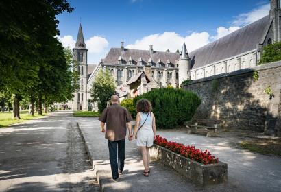 Couple walking along the grounds of Maredsous Abbey