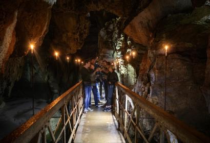 Personnes dégustant une bière dans les couloirs souterrains des grottes de Han
