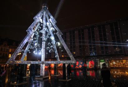 Arbre de Noël en structure métallique illuminé en pleine nuite