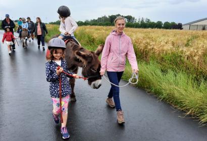 Enfants en balades à dos d'ânes à Feluy avec Balad'âne