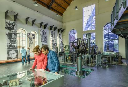 Site du Bois du Cazier à Marcinelle - Couple en visite du musée du verre
