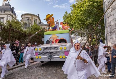 Optocht en buitenkomst van de Blancs Moussis tijdens het carnaval van Stavelot