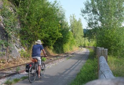 Homme en tenu d'été en balade à vélo dans la vallée de la Molignée