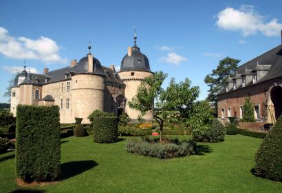 Außenansicht des Schlosses Lavaux-Sainte-Anne und seiner Gärten
