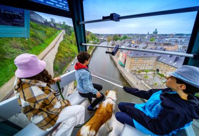 Famille avec chien à bord du téléphérique de Namur