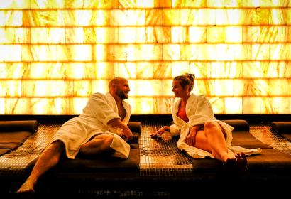 Couple en peignoir dans l'espace relaxation du centre bien-être Dao Mons Spa & Fitness