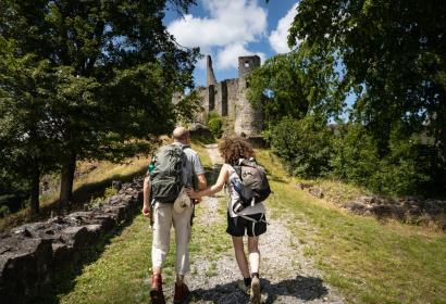 Wandelaars met rugzakken bij het kasteel van Montaigle
