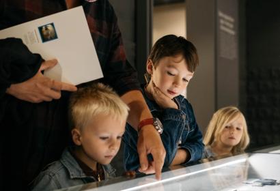Des enfants regardent des objets en vitrine au Préhistomuseum à Flémalle