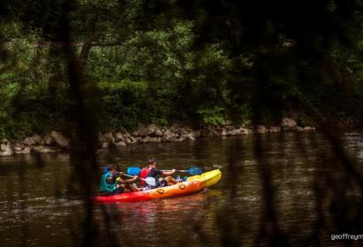 Deux kayakistes pagayant sur la rivière Ourthe