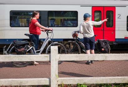 Deux femmes à vélo sur le quai de la gare de Jambes