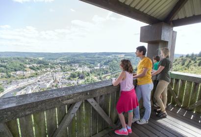 Familie auf dem Gipfel des Bélvédère-Aussichtsturms in Bouillon