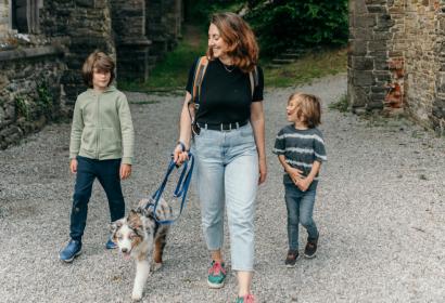 Une famille se balade avec son chien à l'Abbaye de Villers