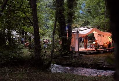 Petite scène sous tente dans un bois