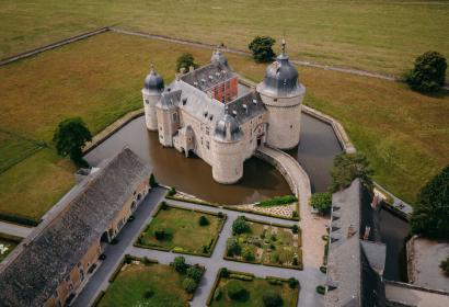 Luchtfoto van het kasteel van Lavaux-Sainte-Anne