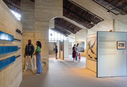 Mensen die een tentoonstelling bezoeken in het Musée L in Ottignies-Louvain-la-Neuve