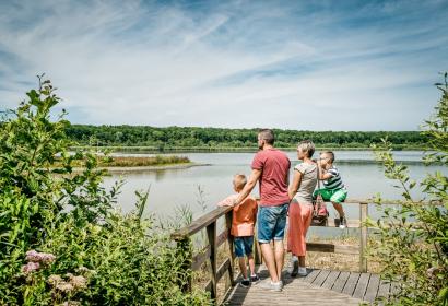 Famille qui observe la faune et la flore autour de l'étang de l'Aquascope de Virelles