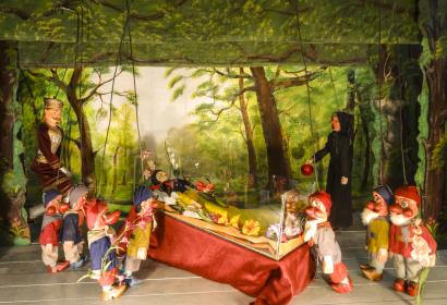 Snow White: a story revisited by Le théâtre à Denis