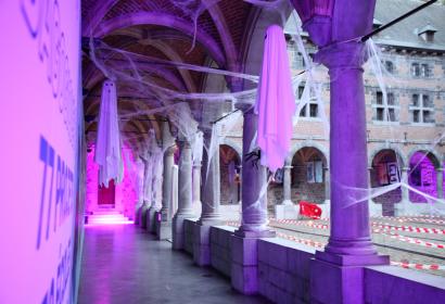 Cour intérieure du Musée de la Vie wallonne dans une ambiance colorée et décorée de fantômes 