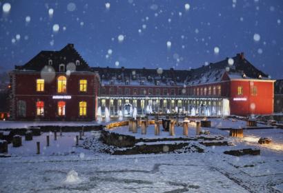 Abbaye de Stavelot lors d'une fin de soirée d'hiver où la neige tombe à gros flocons