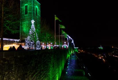 Remparts de la ville de Thuin illuminés et décorés pour Noël