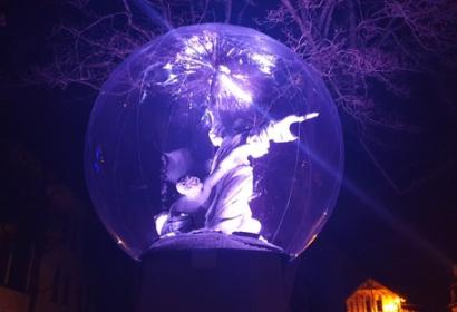Lichtbubbel rond een standbeeld in Dinant