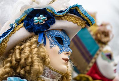 Venezianische Kostüme fotografiert im Profil