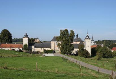 Les plus beaux villages de Wallonie - Falaën - clocher - cour intérieur - ciel bleu