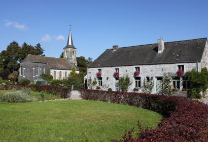 Les plus beaux villages de Wallonie - Sohier - clocher - cour intérieur - ciel bleu - jardin