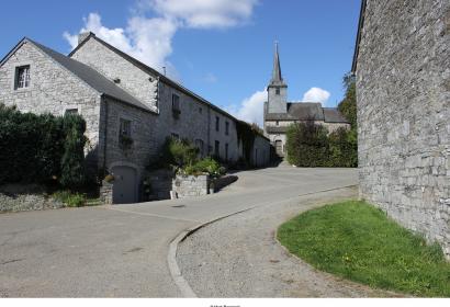 De mooiste dorpjes van Wallonië - Chardeneux - dak - blauwe hemel - klokken - oude steen