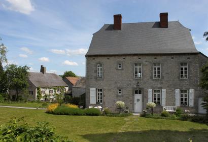 Les plus beaux villages de Wallonie - Soulme - maison - pierres - ciel bleu - jardin