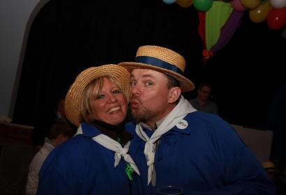 Couple côte à côte en tenue folklorique avec chapeau de paille