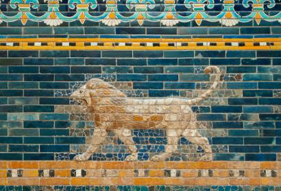 Photo du mur de Babylone avec au centre un lion.