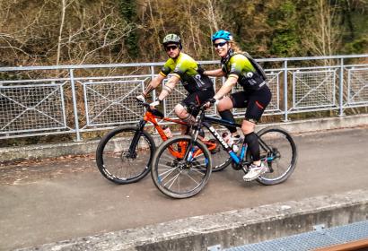 Zwei Biker, Mann und Frau, nehmen am Wettbewerb Run Rail Bike Molignée teil
