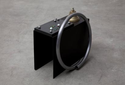 Photographie d'un appareil en acier noir.