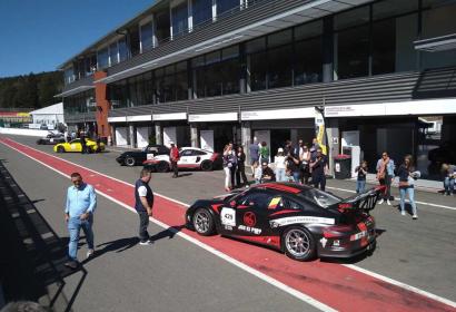 Porsche in de paddocks van het circuit van Spa-Francorchamps