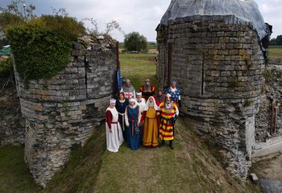 Groep voor de toegang van het kasteel de la Royère
