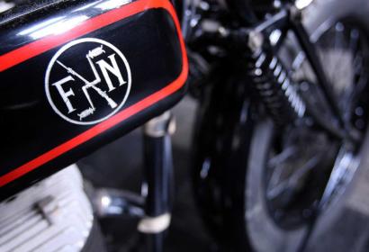 logo FN Herstal gravé sur une moto