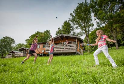 Chalet in Lierneux with children playing in the meadow
