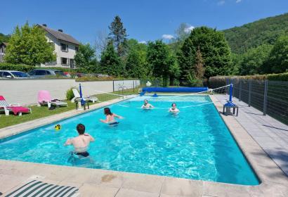Schwimmbad im Hotel Auberge Le Vieux Moulin in Poupehan