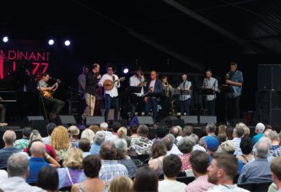 Scène du Dinant Jazz Festival entourée de son public