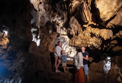 Familles à l'intérieur de la grotte observant les stalactites