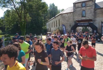 Joggeurs débutant la course Run&Beer au départ de la Brasserie Bertinchamps à Gembloux