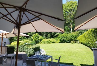 Terrasse und Garten des Hotels La Barrière de Transinne in Libin in der Provinz Luxembourg