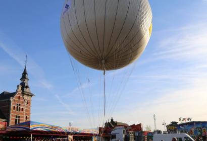 Ballon à gaz en suspension sur la place de Saint-Ghislain