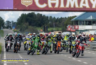 Platoon of motorcycles starting a competition on the circuit