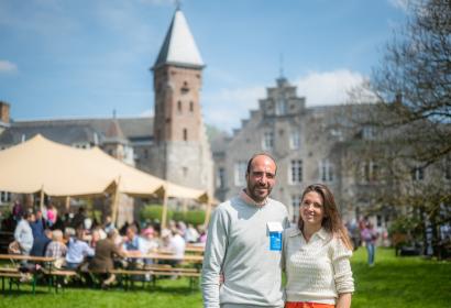 Photo of the organizers with the park and the Château de Beez in the background