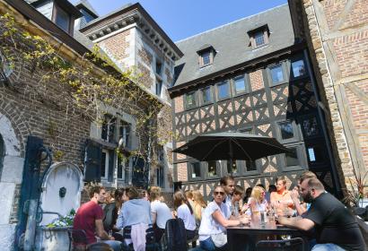 Personnes sur la terrasse de la Brasserie Curtius à Liège en été