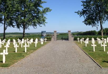 Allée du cimetière militaire français de la Belle Motte à Aiseau-Presles